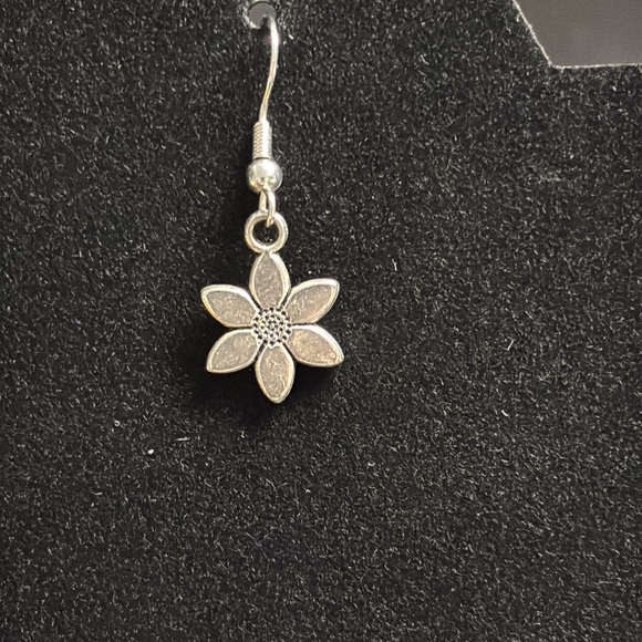 Vintage Silver Flower Earrings - Picture 3 of 4